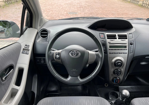 Toyota Yaris cena 15500 przebieg: 126000, rok produkcji 2009 z Pobiedziska małe 497